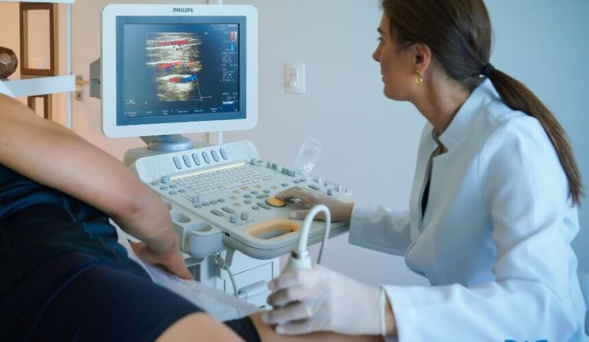Uso do ecodoppler Ecodoppler em uso para diagnóstico médico