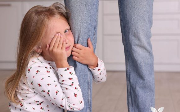 Mulher preocupada com veia de sua perna Veia safena magna com varizes